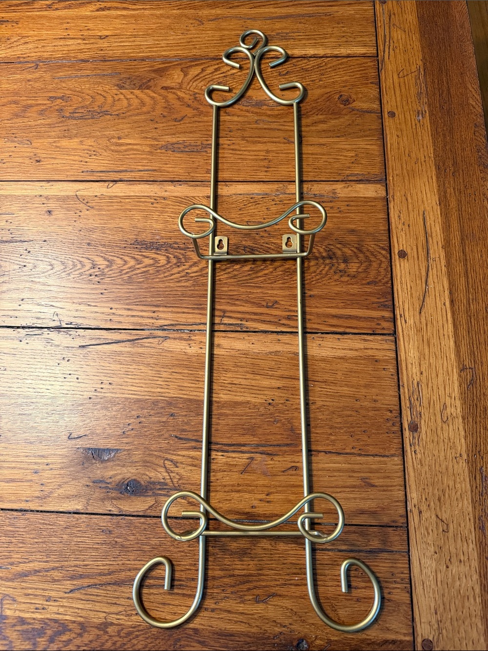 Wall hanger for plates or pictures.